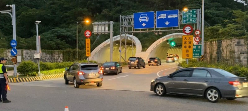 蘇花改今天南下車流順暢，預估明天午後湧現北返車潮，圖為蘇花改蘇澳隧道昨天南下車流。（資料照，記者江志雄翻攝）