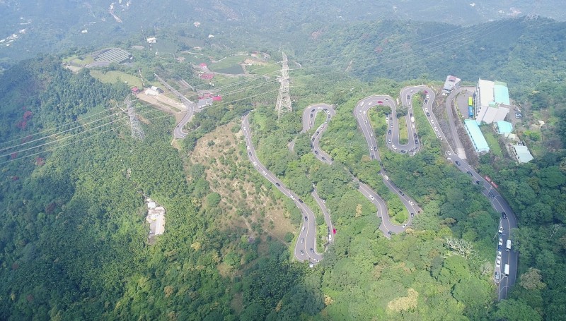 空拍太平36彎公路車陣綿延壯觀畫面。（呂竑毅提供）