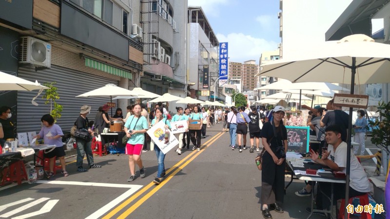 銀同社區今年特別擴大舉辦，首度封友愛東街舉辦創意市集，現場並有音樂祭活動，因適逢中秋連假，吸引不少遊客造訪。（記者蔡文居攝）