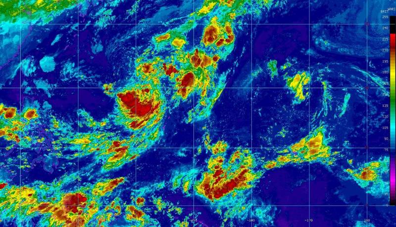 關島西北方海面有一熱帶擾動醞釀中。（擷取自NOAA）