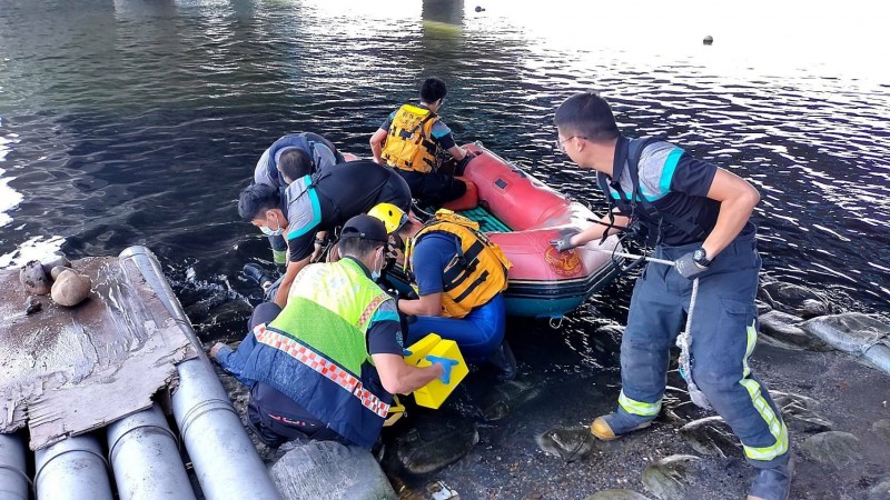 彰濱線西區線工橋傳出落水事件，身分不明的男子救起時已無呼吸心跳。（記者劉曉欣翻攝）