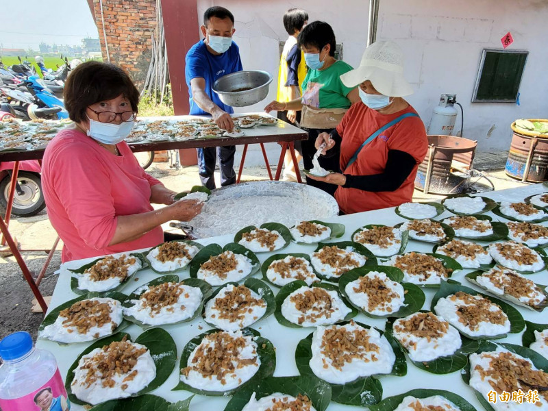 福田社區推出特色米食芋蔥粿。（記者蔡政岷攝）