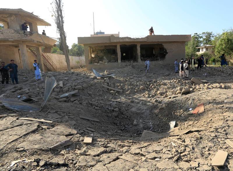 3日阿富汗東部楠格哈爾省驚傳爆炸聲響，1輛卡車炸彈在當地情報機構相關安全設施附近被引爆，至少造成15人死亡52人受傷，圖為爆炸現場。（路透）