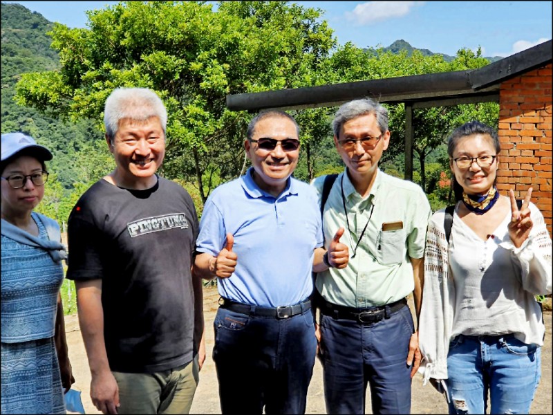 新北市長侯友宜（中）日前表示，國慶日當天會以參加新北市的慶祝活動為主，間接表明不會出席總統府前的國慶典禮，他昨天受訪時表示，今年新北市的國慶活動，市府團隊將從十三行文化公園騎自行車到鶯歌陶瓷博物館，路程40多公里挑戰體力，市府團隊要用健康的身體來守護新北，圖為侯友宜參加大冠鷲野放活動。（圖文︰記者邱書昱）