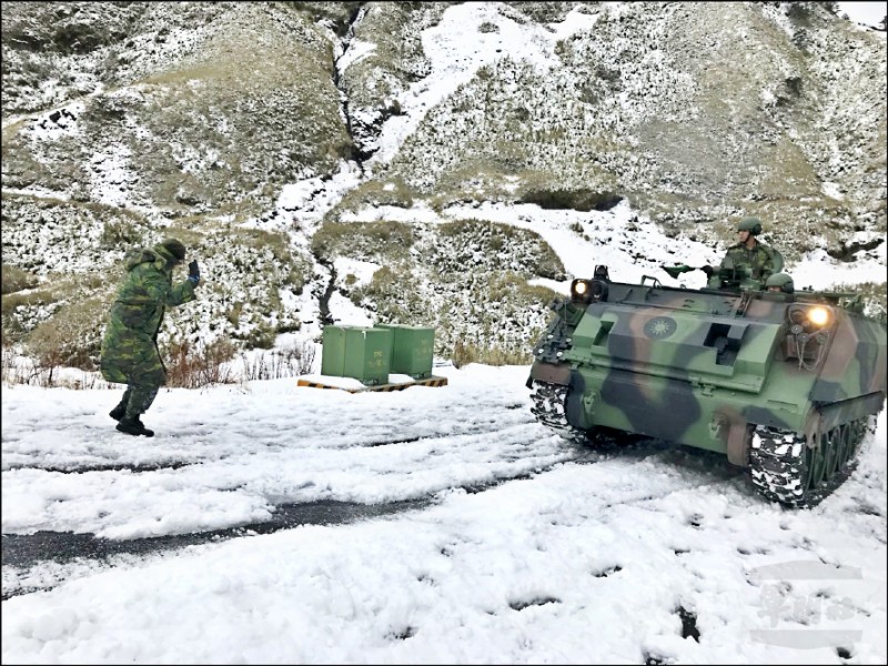 國軍智庫建議後備甲種旅可研究是否編配CM21裝甲車。圖為官兵在武嶺基地進行CM21甲車動力測試。（軍聞社提供）