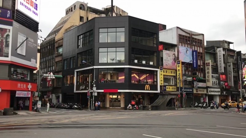 張女機警地躲進速食店內，向店員求援。（記者吳昇儒翻攝）