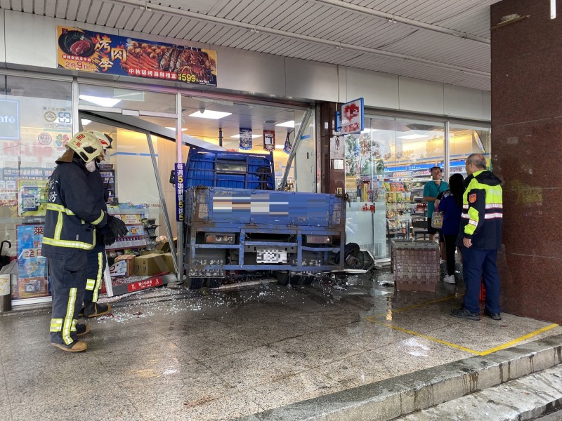 貨車撞進八里超商。（記者鄭景議翻攝）