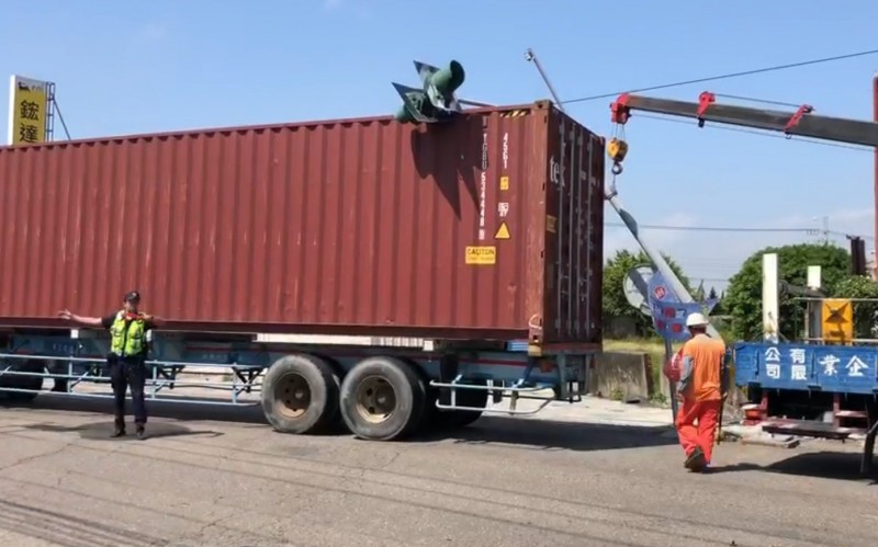 貨櫃車準備從鹿港鹿和路左轉狹窄巷弄，不慎拉斷路旁的號誌桿。（記者劉曉欣翻攝）