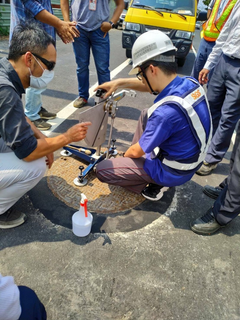 台南市工務局以英式擺錘儀，檢測永康大灣東路3處人手孔蓋的抗滑係數。（台南市工務局提供）