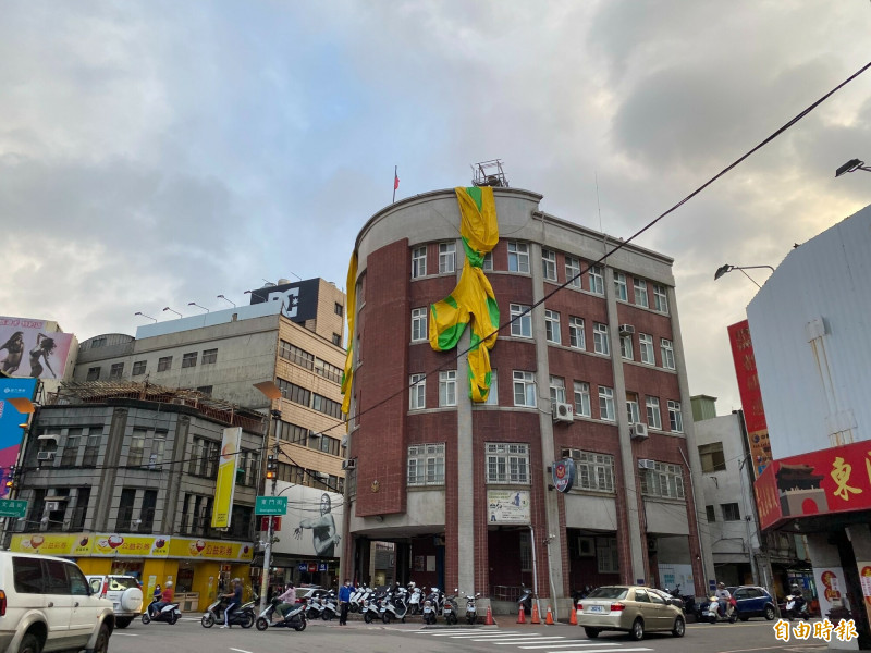 新竹風太大!台灣設計展東門派出所「獸手」先消風 觀眾嘆惜 - 新竹市 - 自由時報電子報