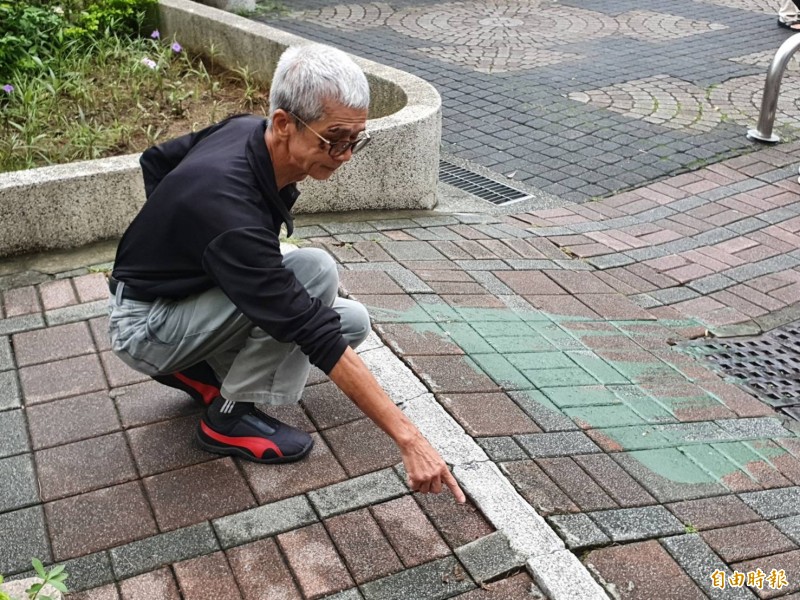 王姓民眾上週行經台北市南港區成德國小外人行道，卻遭凸起地磚絆倒，當場頭破血流。（記者鄭名翔攝）