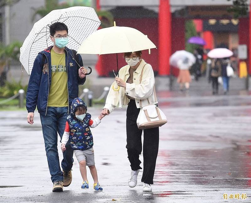 明日東北風持續影響，北部地區仍有短暫陣雨，提醒民眾外出記得攜帶雨具。（資料照）