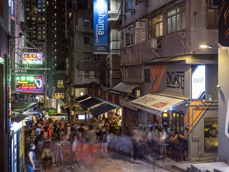 香港特區政府近日略為放寬「限聚令」，酒吧、夜總會及卡拉OK等場所可以重新營業，但午夜就必須打烊。（彭博）