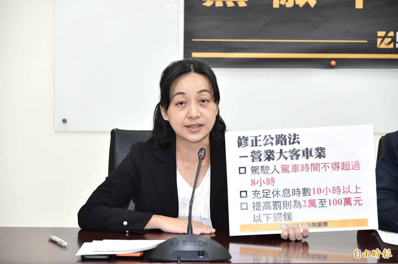 時代力量立委王婉諭說明時力提案「公路法」修法內容。（記者塗建榮攝）