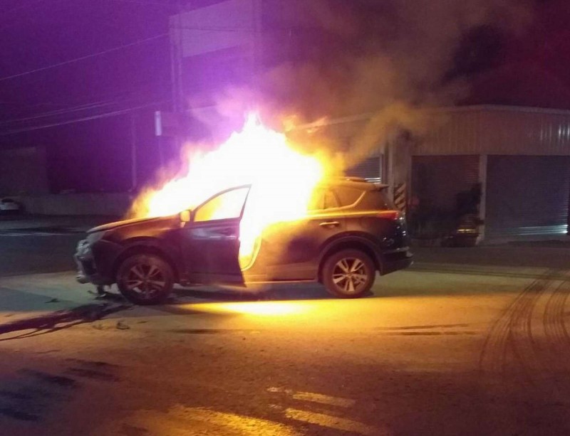 彰化縣秀水鄉昨晚驚傳休旅車、轎車碰撞，造成休旅車爆炸起火燃燒。 （消防局提供）