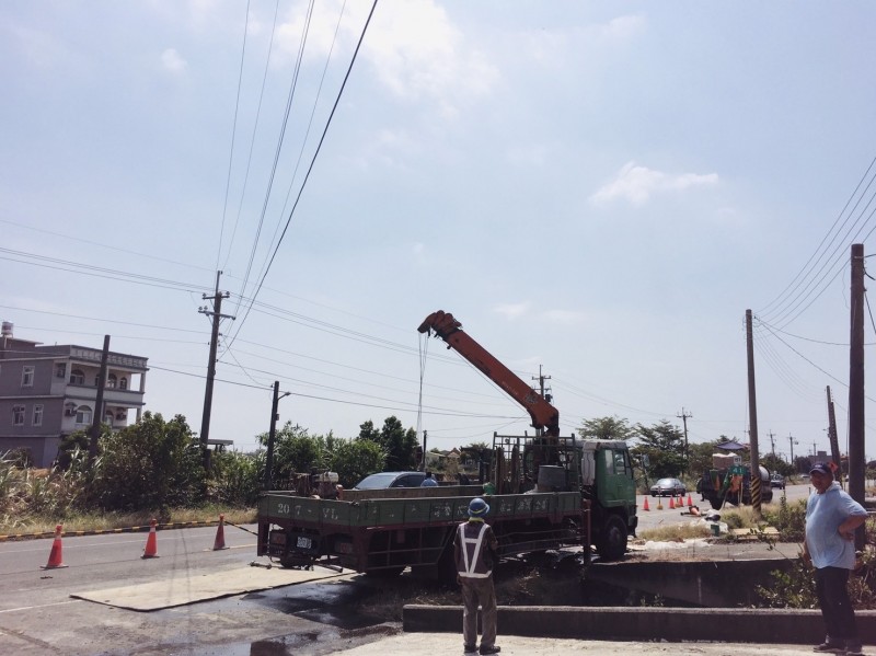 男子操作吊車時疑誤觸高壓電線，造成嚴重燒燙傷。（記者林宜樟翻攝）