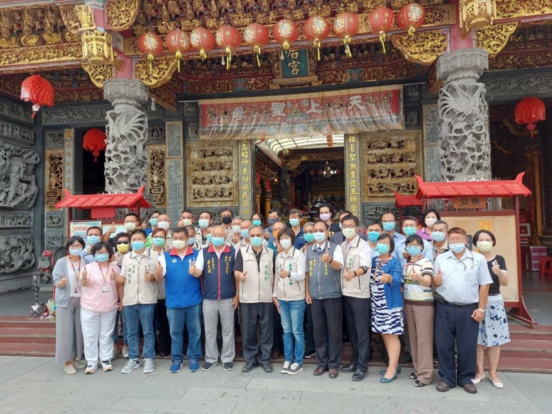 台北市民政局長顏振標率員向安平開台天后宮媽祖祈求慶典順利平安，並於廟前廣場合影。（記者王姝琇翻攝）