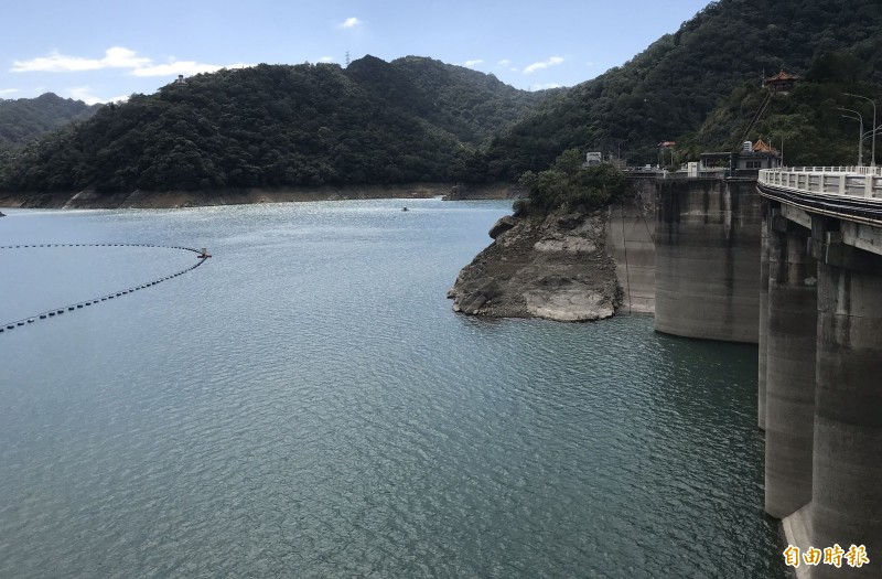 石門水庫水位直直落，經濟部拍板14日起桃竹等區域水情燈號轉為「黃燈」，將實施夜間減壓供水。（記者李容萍攝）