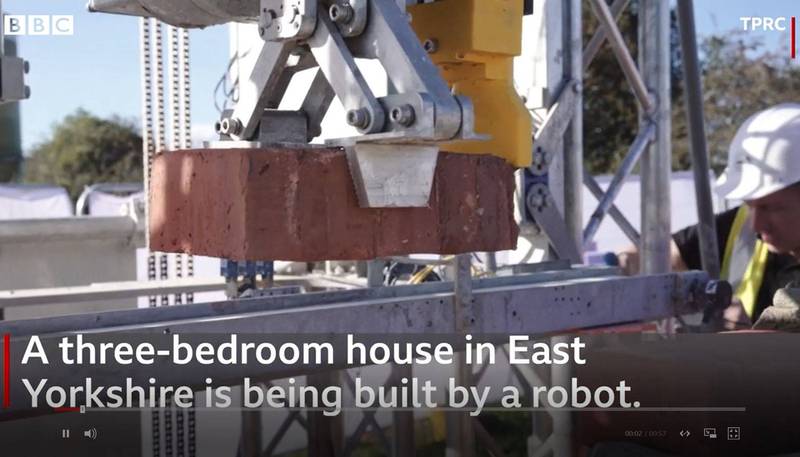 英國一間建築自動化公司（Construction Automation）正在創造房屋建築業的變革，他們在英國約克郡東區投入「自動砌磚機器人」建造1棟3房的屋子，並可望於本月順利完工。（圖取自BBC影片）