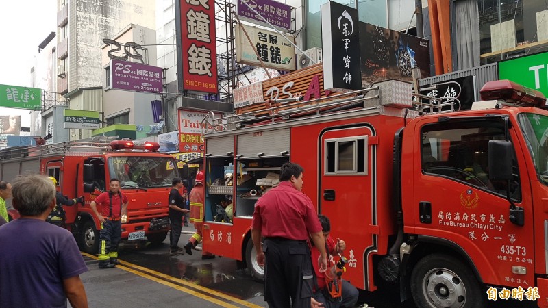 嘉義市文化路夜市內一棟大樓地下室發生火警。（記者林宜樟攝）