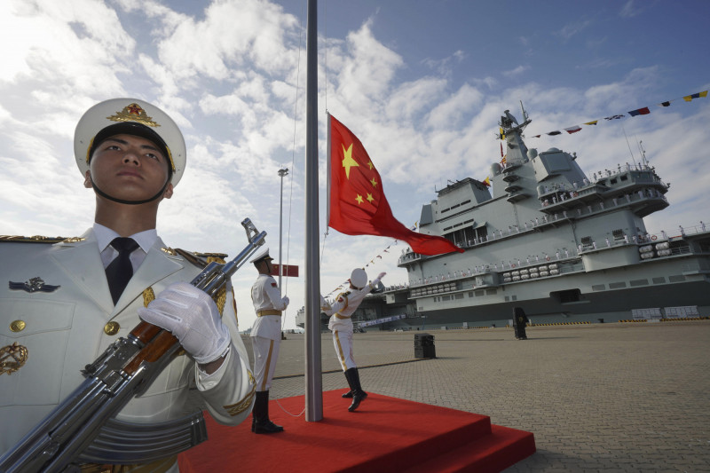 去年12月中國「山東號」航空母艦上的升旗儀式。（美聯社檔案照）