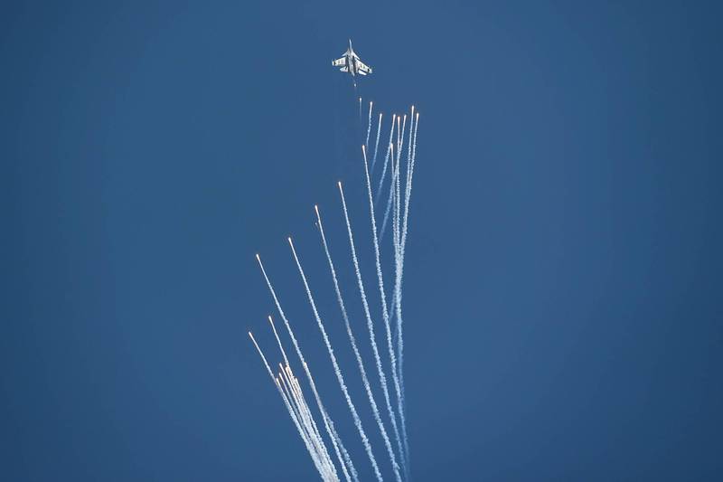 8日為印度空軍建軍88週年紀念日，印度空軍最新引進的飆風戰機、AH-64阿帕契直升機及CH-47契努克直升機在今天分別進行編隊飛行，圖為印度蘇-30MK戰機預演畫面。（法新社）