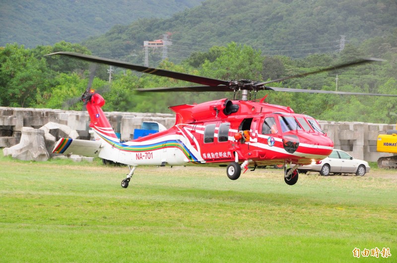 山友縱走能高安東軍受傷，由黑鷹直升機NA-701今天上午在光頭山吊掛成功，降落花蓮德興運動場。（記者花孟璟攝）