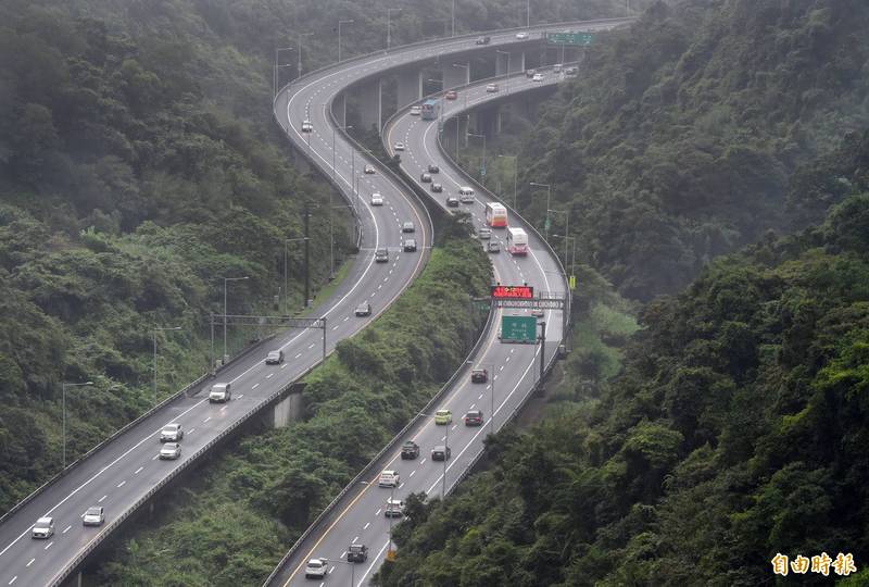 國慶連假首日，國道五號南下路段9日清晨湧入一波車潮，石碇、坪林山區雨勢不斷也減緩車行速度，雖然未出現壅塞情形但車流量仍相當大。（記者廖振輝攝）