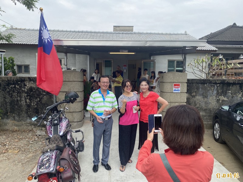 黎明珍(中)與哥哥重建襁褓時期老家。(記者黃旭磊攝) 黎明珍(中)與哥哥重建襁褓時期老家。(記者黃旭磊攝)