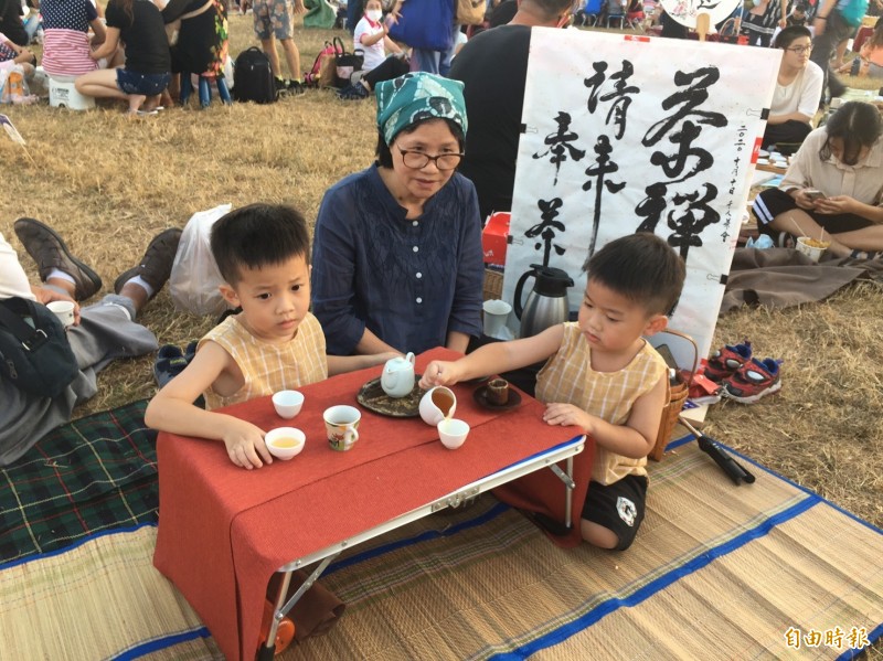 南投茶博千人茶會登場小五女學生精熟茶道架勢十足 南投縣 自由時報電子報
