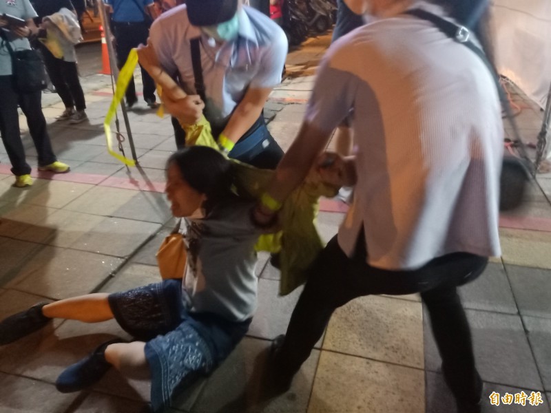有民眾闖入煙火慶典抗議，遭維安人員架走。（記者王姝琇攝）