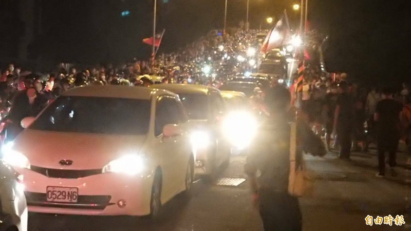 安平區舊聚落陷入車陣中，接駁車出不去，民眾排隊苦候。（記者洪瑞琴攝）