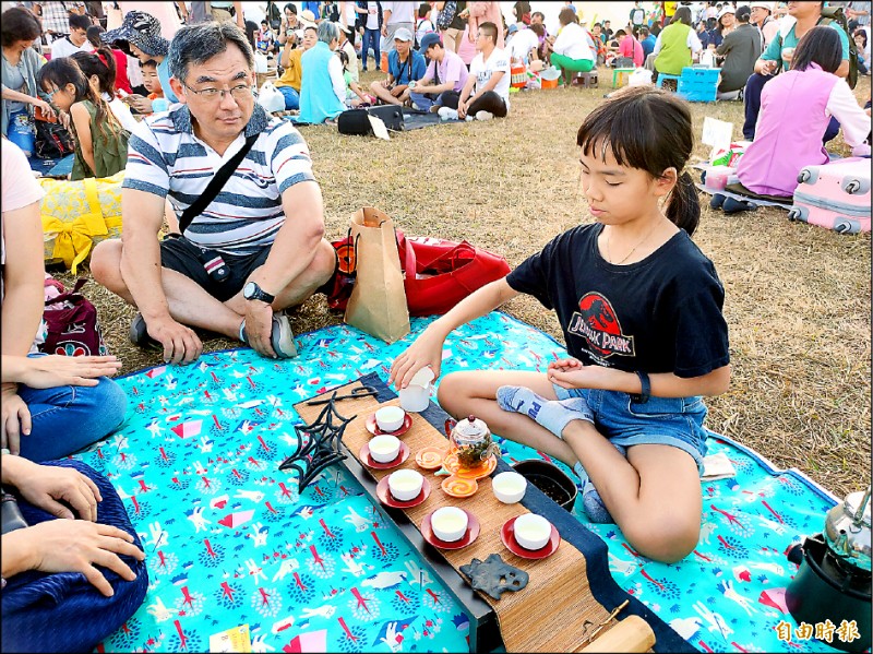 就讀小五的蔡小妹學習茶道5年，今年首度參加「千人茶會」活動。（記者佟振國攝）