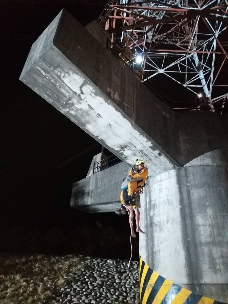 特搜人員協助將李男從高壓電塔上吊掛垂降至地面獲救。（記者歐素美翻攝）