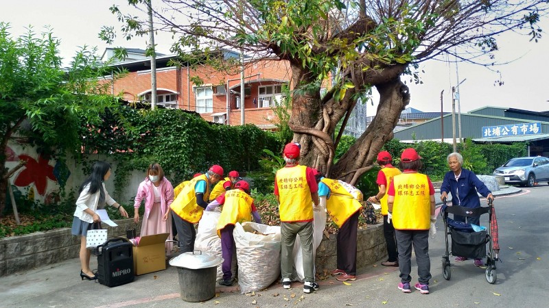 新竹縣北埔鄉公所鼓勵民間社團認養鄉內公園綠地、花圃、區域性植栽的環保清潔工作，總共有160名志工犧牲假日響應參與。（北埔鄉公所提供）