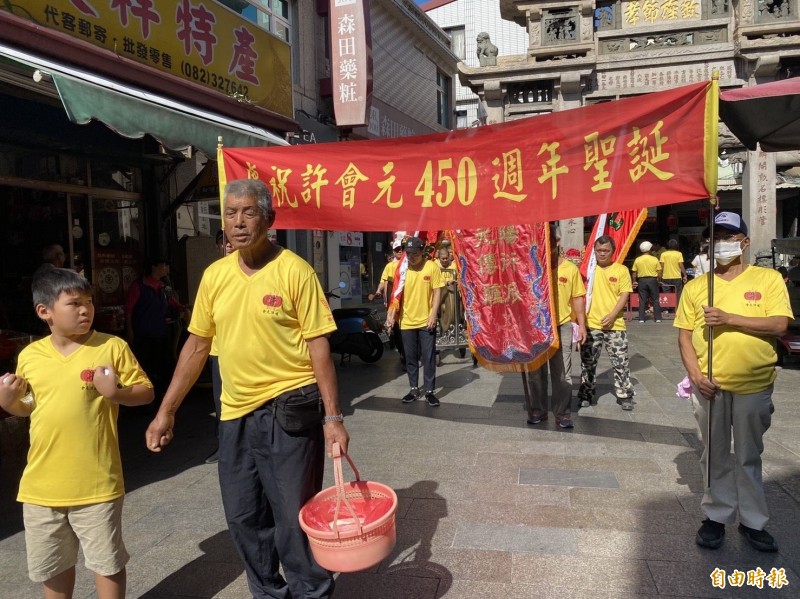 金門先賢許獬450周年冥誕紀念，族人遶行後浦小鎮，沿路敲鑼打鼓十分醒目熱鬧。（記者吳正庭攝）