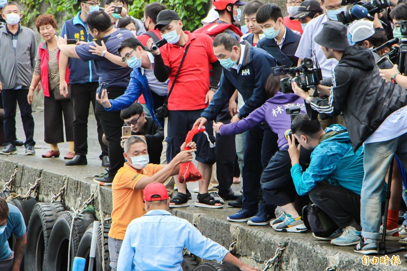 推動海洋生物復育，新北市長侯友宜和漁業署署長張致盛及與會來賓一同放流10萬粒九孔苗。（記者俞肇福攝）