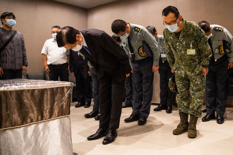 國防部長嚴德發弔唁林楷強中士（軍聞社）