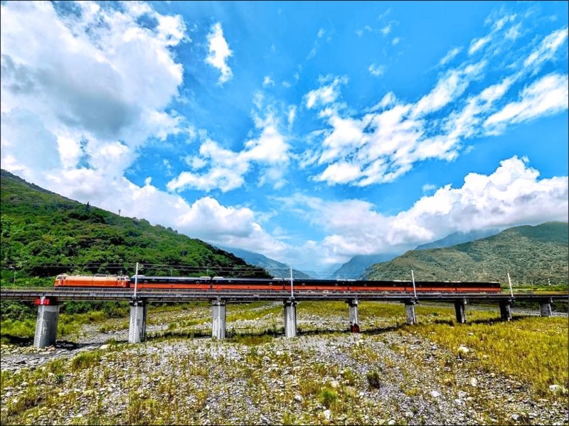 台鐵鳴日號觀光列車，獲日本2020 Good Design Award設計大獎。（圖由台鐵局提供）