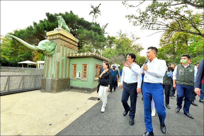 副總統賴清德在市長林智堅解說下，走逛新竹公園與動物園。（新竹市政府提供）