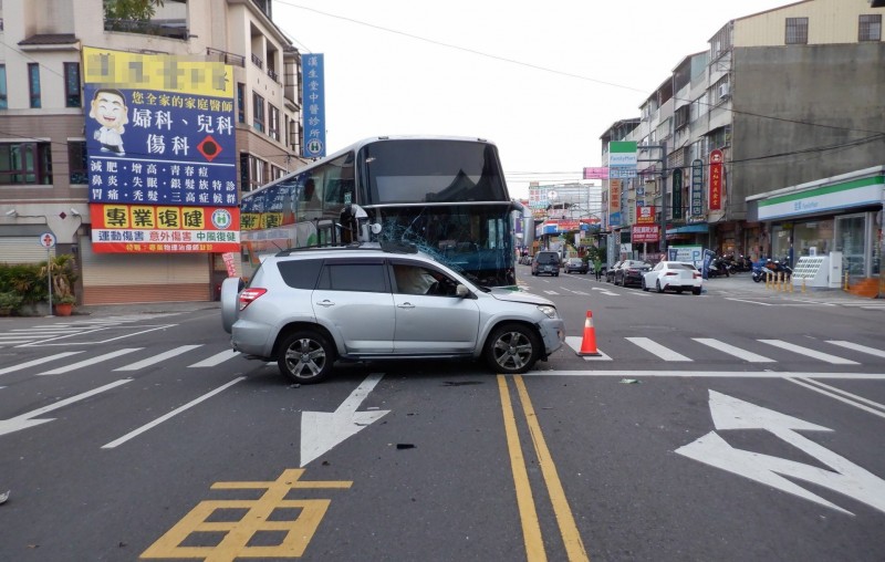 全航客運一輛公車，今天清晨5點多在大里中興路2段、勝利二路口撞上一輛休旅車，造成4人受傷送醫。（記者陳建志翻攝）