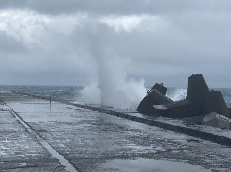 和平島白燈塔周邊海域受到外圍環流影響，湧起大浪，一名釣客因此落海。（記者吳昇儒翻攝）