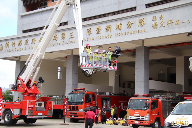 萌娃搭上消防 雲梯車 各個興奮大叫 社會 自由時報電子報