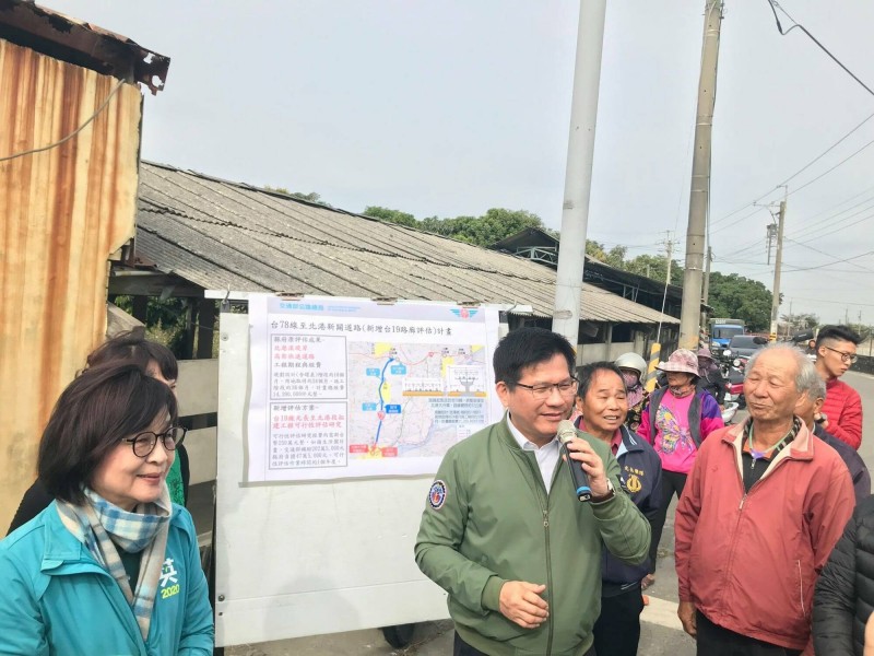 交通部長林佳龍去年底在蘇治芬（左）等人陪同視察雲林北港建設，允諾台78線延伸到北港一定會施作。（取自蘇治芬臉書）