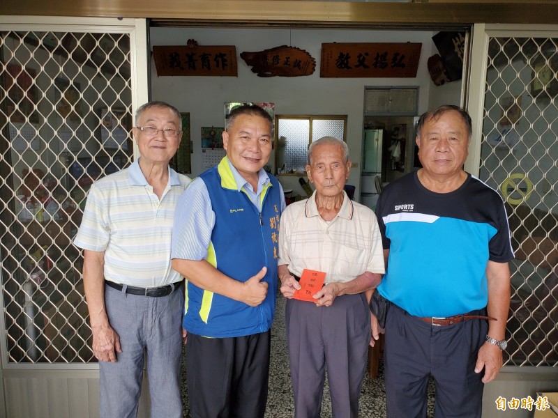 百歲人瑞徐鏡潭（右二）當鄰長71年，每天清潔街道、停車場不間斷。（記者蔡政珉攝）