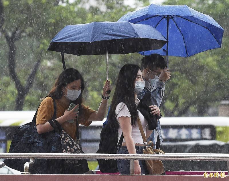 明（13）持續受東北風以及颱風外圍環流影響，北部、東半部以及恆春半島有短暫陣雨，中南部地區為多雲到晴，山區可能有午後雷陣雨。（資料照）