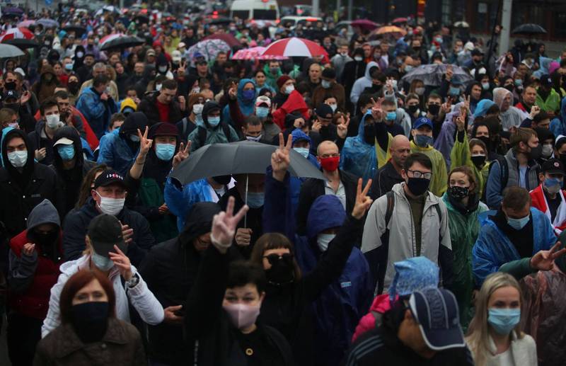 雖然昨天明斯克下著雨，但示威者仍不約而同的如期撐著雨傘出現在街頭。（路透）