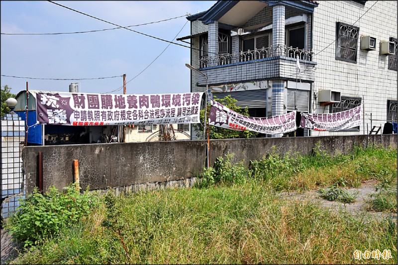 萬丹鄉民在住家門口掛上抗議白布條，反對養鴨場的設立。（記者葉永騫攝）