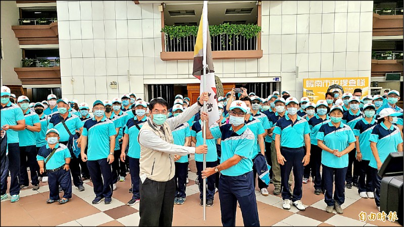 市長黃偉哲（左）授旗給全民運動會台南市代表隊，祝福選手旗開得勝。（記者劉婉君攝）