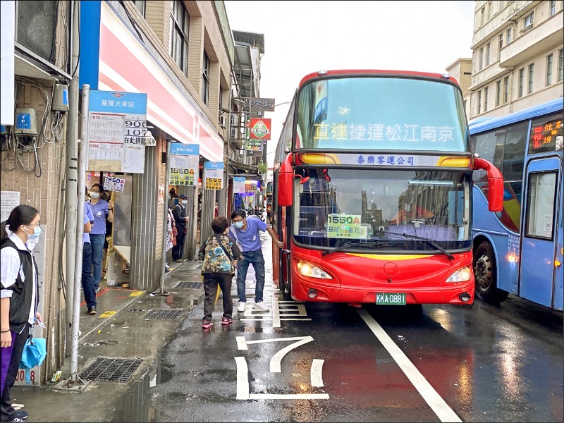 泰樂客運1550A上路,從基隆火車站經國道1號直達台北市行天宮。(立委蔡適應提供) 泰樂客運1550A上路,從基隆火車站經國道1號直達台北市行天宮。(立委蔡適應提供)